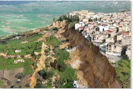 Hình ảnh được chụp từ máy bay không người lái về vụ sạt lở đất tại Niscemi, Sicily, miền nam Italy, ngày 26/1. (Nguồn: EPA)