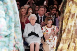 Nữ hoàng Elizabeth II quá cố ngồi cạnh Dame Anna Wintour tại buổi trình diễn thời trang của Richard Quinn trong Tuần lễ thời trang London năm 2018. (Ảnh: PA)