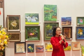 Bà Nguyễn Liên Hương – Phó Giám đốc Trung tâm Hoạt động Văn hóa Khoa học Văn Miếu - Quốc Tử Giám phát biểu khai mạc triển lãm (Ảnh: Tuyết Mai/TTXVN)