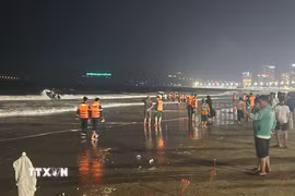 Hàng trăm cán bộ chiến sỹ và người dân tham gia tìm kiếm nạn nhân xuyên đêm. (Ảnh: Sỹ Thắng/TTXVN)