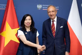 Thứ trưởng Ngoại giao Lê Thị Thu Hằng và Quốc vụ Khanh Bộ Ngoại giao Ba Lan Władysław Teofil Bartoszewski. (Ảnh: Bộ Ngoại giao)