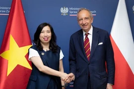Thứ trưởng Ngoại giao Lê Thị Thu Hằng và Quốc vụ Khanh Bộ Ngoại giao Ba Lan Władysław Teofil Bartoszewski. (Ảnh: Bộ Ngoại giao)