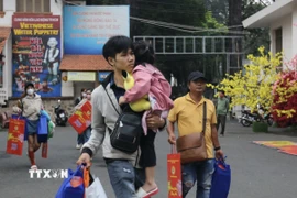 Các gia đình đoàn viên nghiệp đoàn, người lao động có hoàn cảnh khó khăn về quê đón Tết trên “Chuyến xe mùa Xuân” năm 2025. (Ảnh: Thanh Vũ/TTXVN)