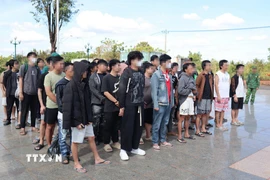 63 công dân Việt Nam được cơ quan chức năng Campuchia trao trả. (Ảnh: Nhật Bình/TTXVN)