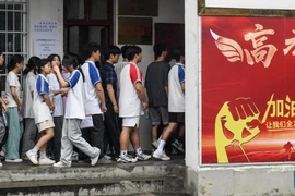Các học sinh bước vào địa điểm thi tuyển sinh đại học quốc gia tại huyện tự trị Sanjiang Dong, Khu tự trị Quảng Tây, miền nam Trung Quốc, ngày 7/6/2025. (Ảnh: Xinhua)