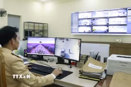 Cảnh sát Giao thông Yên Bái kiểm tra các xe vi phạm trên hệ thống phạt nguội qua camera giám sát giao thông. (Ảnh: Đinh Thùy/TTXVN)