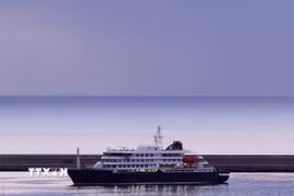 Tàu du lịch MV Hondius cập bến Tenerife, thuộc quần đảo Canary, Tây Ban Nha ngày 10/5/2026. (Ảnh: THX/TTXVN)