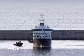 Tàu du lịch MV Hondius cập bến Tenerife, thuộc quần đảo Canary, Tây Ban Nha ngày 10/5/2026. (Ảnh: THX/TTXVN)