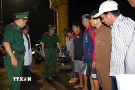 11 thuyền viên hai tàu cá TG 90738 TS và BV 92437 TS lên bờ tại cảng Hải đội Biên phòng 2. (Ảnh: Huỳnh Sơn/TTXVN)