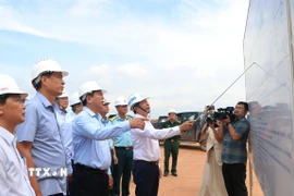 Bộ Trưởng Bộ Xây dựng Trần Hồng Minh kiểm tra tiến độ thi công sân bay Long Thành. (Ảnh: Công Phong/TTXVN)