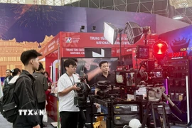 Khách tham quan khám phá công nghệ sáng tạo điện ảnh. (Ảnh: Phương Lan/TTXVN)