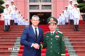 Đại tướng, Bộ trưởng Quốc phòng Phan Văn Giang và Bộ trưởng Bộ Chiến tranh Hoa Kỳ Pete Hegseth chụp ảnh chung tại Lễ đón. (Ảnh: Trọng Đức/TTXVN)