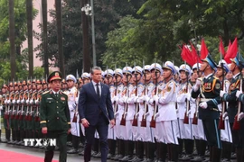 Bộ trưởng Quốc phòng Phan Văn Giang và Bộ trưởng Chiến tranh Hoa Kỳ Pete Hegseth duyệt Đội danh dự QĐND Việt Nam. (Ảnh: Trọng Đức/TTXVN)