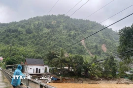 Hiện trường nhà dân bị sập và các điểm sạt lở trên địa bàn xã Khe Tre. (Ảnh: Mai Trang/TTXVN)