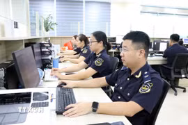 Cán bộ công chức Đội thông quan Chi cục Hải quan khu vực III đang xử lý hồ sơ cho doanh nghiệp trên hệ thống phần mềm chuyên ngành. (Ảnh: Mạnh Tú/TTXVN)