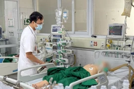 Bác sỹ điều trị cấp cứu cho bệnh nhân. (Ảnh: Bệnh viện cung cấp)