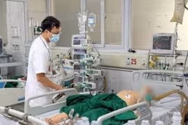 Bác sỹ điều trị cấp cứu cho bệnh nhân. (Ảnh: Bệnh viện cung cấp)