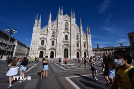 Khách du lịch thăm nhà thờ Duomo ở Milan, Italy. (Ảnh: AFP/TTXVN)