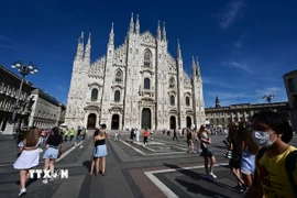 Khách du lịch thăm nhà thờ Duomo ở Milan, Italy. (Ảnh: AFP/TTXVN)