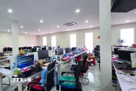 Một tòa nhà được dùng cho hoạt động lừa đảo trực tuyến tại thành phố Poipet. (Ảnh: AKP/TTXVN phát)