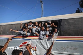 Các tù nhân Palestine được Israel trả tự do về tới Khan Younis, Dải Gaza, ngày 13/10/2025. (Ảnh: THX/TTXVN)