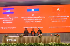 Bộ trưởng Quốc phòng Việt Nam-Lào-Campuchia ký biên bản cuộc gặp. (Ảnh: Xuân Tú/TTXVN)