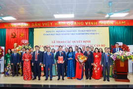 Lãnh đạo Hà Nội trao quyết định cho 126 xã, phường mới sau sắp xếp 