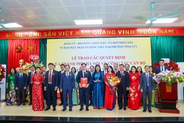 Lãnh đạo Hà Nội trao quyết định cho 126 xã, phường mới sau sắp xếp 