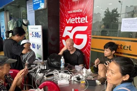 Tất cả các cửa hàng giao dịch, bưu cục và siêu thị của Viettel trên địa bàn thành phố Huế trở thành điểm sạc pin/điện thoại miễn phí cho người dân. (Ảnh: Viettel)