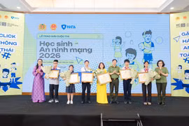 Các cá nhân, trường đoạt giải Nhất cuộc thi Học sinh với An ninh mạng 2026. (Ảnh: PV/Vietnam+)