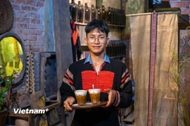 Chàng trai trẻ tuổi Y Tô Tô Kbuôr (sinh năm 2000) mang theo khát vọng giữ hồn đại ngàn trong từng giọt càphê Tây Nguyên. (Ảnh: Nguyễn Tâm/Vietnam+)