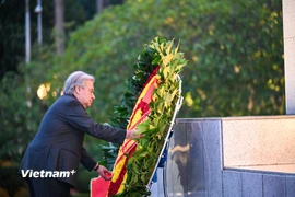 Tổng Thư ký Liên hợp quốc đặt vòng hoa tại Đài tưởng niệm các Anh hùng liệt sỹ