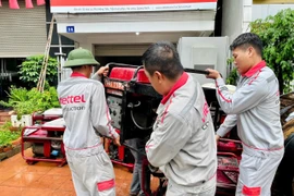 Đội ngũ kĩ thuật viên Viettel chuẩn bị vật tư để ứng phó trước cơn bão số 9. (Ảnh: Viettel)