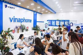 Rất đông người dân đến các điểm giao dịch của nhà mạng để tiến hành xác thực thuê bao. (Ảnh: Minh Sơn/Vietnam+)