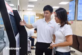 Người dân được hỗ trợ khi đến làm thủ tục hành chính công. (Ảnh: Minh Sơn/Vietnam+)
