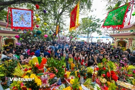 Đông nghịt người dân Thủ đô đến chùa làm lễ trong ngày đầu đi làm sau Tết