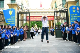 Thí sinh hò reo, ăn mừng trong sau khi kết thúc kỳ thi tốt nghiệp THPT 2025