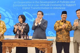 Từ trái qua. Ông Febrian Alphyanto Ruddyard - Thứ trưởng Bappenas, bà Teni Widuriyanti - Tổng Thư ký Bappenas, ông Trần Kim Chung – Chủ tịch CT Group, ông Rachmat Pambudy – Bộ trưởng Bappenas, ông Tạ Văn Thông – Đại sứ Việt Nam tại Indonesia trong Lễ ký kết biên bản ghi nhớ hợp tác. (Ảnh: CT Group)
