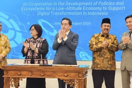 Từ trái qua. Ông Febrian Alphyanto Ruddyard - Thứ trưởng Bappenas, bà Teni Widuriyanti - Tổng Thư ký Bappenas, ông Trần Kim Chung – Chủ tịch CT Group, ông Rachmat Pambudy – Bộ trưởng Bappenas, ông Tạ Văn Thông – Đại sứ Việt Nam tại Indonesia trong Lễ ký kết biên bản ghi nhớ hợp tác. (Ảnh: CT Group)