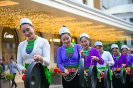 Người dân Thủ đô thích thú với màn diễu hành của hàng trăm đồng bào Mường