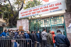 Người dân đội mưa rét xếp hàng dài để chuyển đổi, cấp lại bằng lái xe
