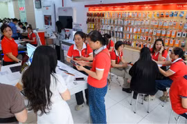 Viettel tăng cường nhân lực tối đa phục vụ người dân xác thực thông tin thuê bao. (Ảnh: Viettel Telecom)