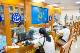 Trong ngày 20/6, tại trụ sở Ủy ban Nhân dân quận Hoàn Kiếm sắp tới là Ủy ban Nhân dân phường Hoàn Kiếm, các cán bộ đã chủ động thử nghiệm hoạt động theo mô hình mới. (Ảnh: Minh Sơn/Vietnam+)