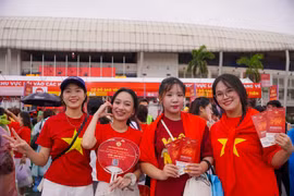 Sắc đỏ đã tràn ngập Sân vận động quốc gia Mỹ Đình. (Ảnh: Bảo Ngọc/Vietnam+)