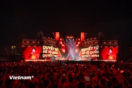 Tại concert "Tổ quốc trong tim," 5 vạn khán giả đã hòa giọng cùng Tùng Dương trong ca khúc "Viết tiếp câu chuyện hòa bình." (Ảnh: Minh Sơn/Vietnam+)