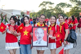 Những người trẻ hướng về lễ kỷ niệm Quốc khánh với niềm tự hào dân tộc trong tim. (Ảnh: Minh Sơn/Vietnam+)