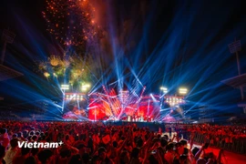 Concert quốc gia "Tổ quốc trong tim” là lời hiệu triệu về bản lĩnh, khí phách và tinh thần đoàn kết của một dân tộc trải qua bao thăng trầm, từ những năm tháng đấu tranh giành độc lập, đến công cuộc xây dựng một Việt Nam hùng cường hôm nay. (Ảnh: Minh Sơn/Vietnam+)