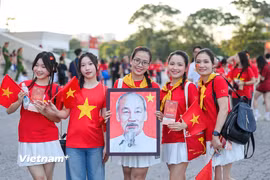Những người trẻ hướng về lễ kỷ niệm Quốc khánh với niềm tự hào dân tộc trong tim. (Ảnh: Minh Sơn/Vietnam+)