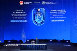 Bộ trưởng Bộ Công an Lương Tam Quang đại diện Việt Nam ký Công ước của Liên hợp quốc về chống tội phạm mạng. (Ảnh: Minh Sơn/Vietnam+)