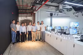 Lãnh đạo Đại học Quốc gia Thành phố Hồ Chí Minh và VNG cắt băng khai trương Saigon AI Hub. (Ảnh: VNG)